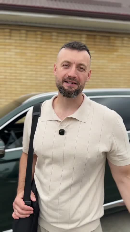 Сергей Никитин возле автомобиля